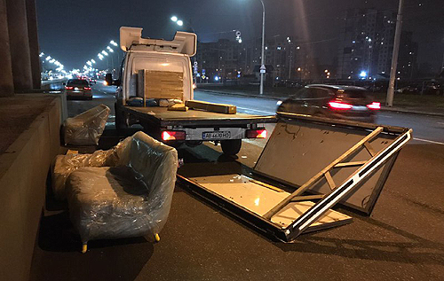 В Киеве грузовику сорвало крышу контактной сетью. ВИДЕО