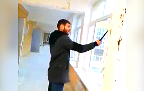 В Крыму рабочие отремонтировали школу, а затем устроили там погром. ВИДЕО