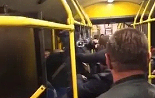 У Києві побилися пасажири тролейбуса. Одного з них штрикнули ножем. ВІДЕО