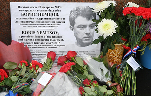 Послы США, Великобритании и Латвии принесли цветы к месту убийства Бориса Немцова