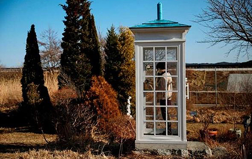 В Японии установили телефонную будку для общения с умершими близкими. ФОТО