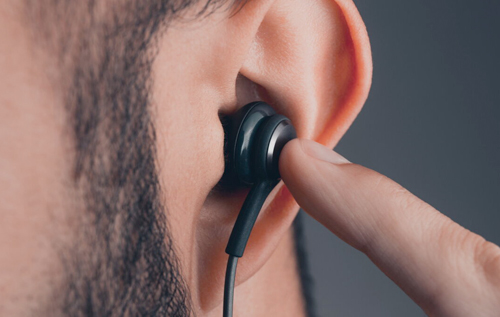 Отоларинголог пояснил, почему опасно подолгу держать наушники в ушах