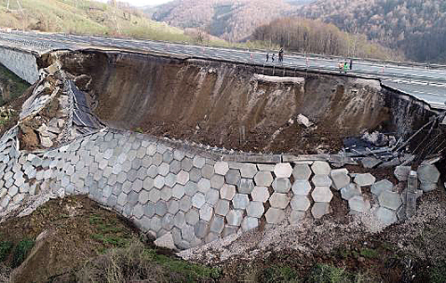 В Турции рухнул 85-метровый участок автомагистрали