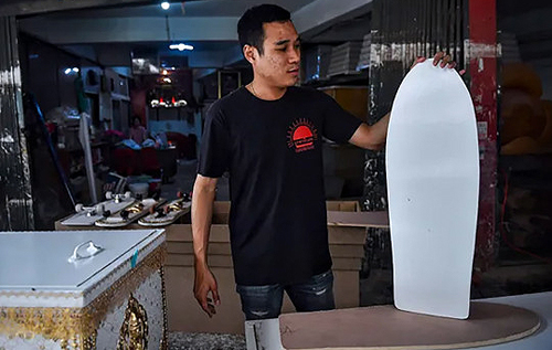 Гробовщик из Таиланда на радость детям превращает гробы в скейтборды. ФОТО