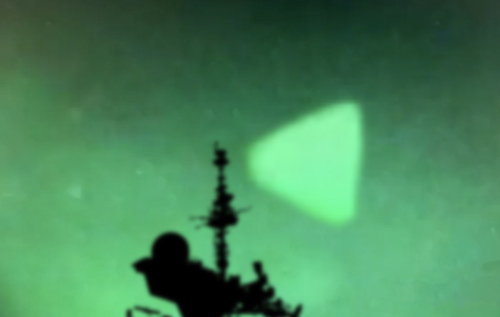 НЛО возле американского ракетного эсминца сняли на видео