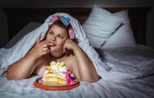 Чем меньше спишь, тем больше ешь и быстрее толстеешь: самая неприятная правда для трудоголиков