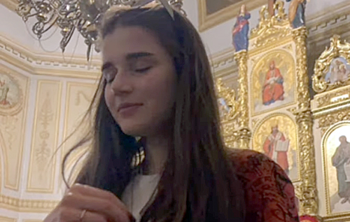 Захотели "хайпануть": в Киеве девушки курили в церкви и тушили свечи. ВИДЕО