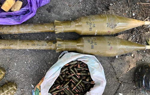 На Донбасі виявили замаскований тайник із боєприпасами. ВІДЕО
