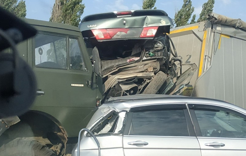 Под Николаевом военный грузовик протаранил три авто, попавших в ДТП. ВИДЕО