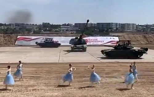 В Крыму устроили танцы с танками. ВИДЕО