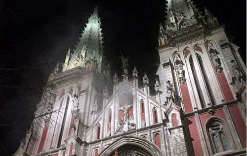 В центрі Києва горів костел Святого Миколая, вогонь пошкодив орган у соборі. ВІДЕО