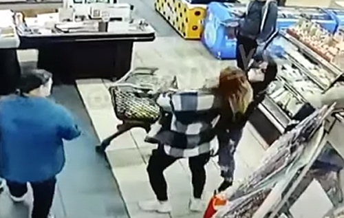 Таскали друг друга за волосы: в киевском супермаркете девушки устроили драку возле кассы. ВИДЕО