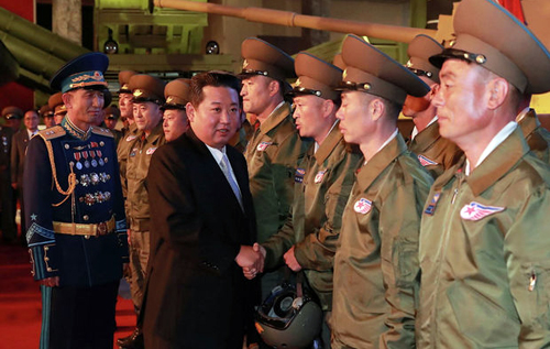В КНДР военные показали лидеру страны умение пробивать головой бетон. ВИДЕО