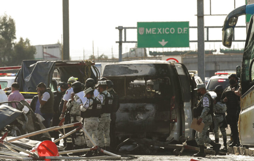 В Мексике грузовик протаранил автомобили на трассе, погибли 19 человек. ВИДЕО