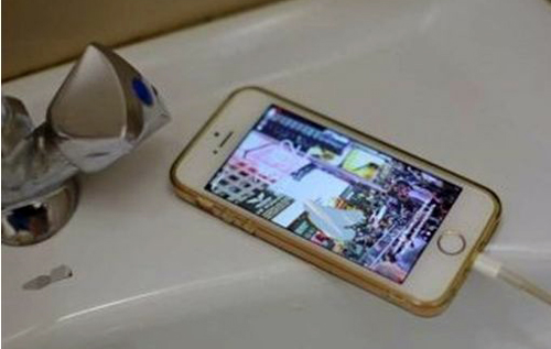 21-річна волинянка загинула у ванні через мобільний телефон