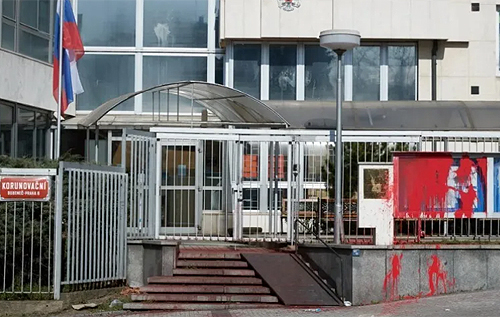 У столиці Чехії посольство РФ облили штучною кров'ю, щоб привернути увагу до війни в Україні