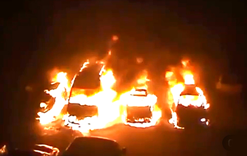 ️Автомобили сотрудников ФСБ сгорели сегодня ночью в Московской области. ВИДЕО