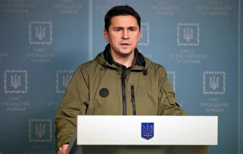 Подоляк о переговорах с РФ: "Думаю, что недели через две они будут говорить, что их солдат на территории Украины нет, и "это вообще неустановленные зеленые человечки"