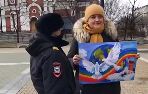 "Это агония власти": в России задержали женщину с детским рисунком, на котором изображен голубь мира. ВИДЕО