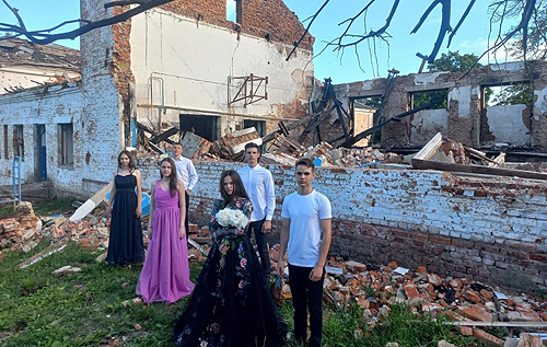 На Чернігівщині випускники роблять фотосесії на фоні руїн. ФОТО