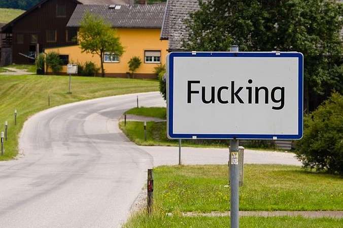 Австрійське село змінить назву через постійні жарти і крадіжки вивісок
