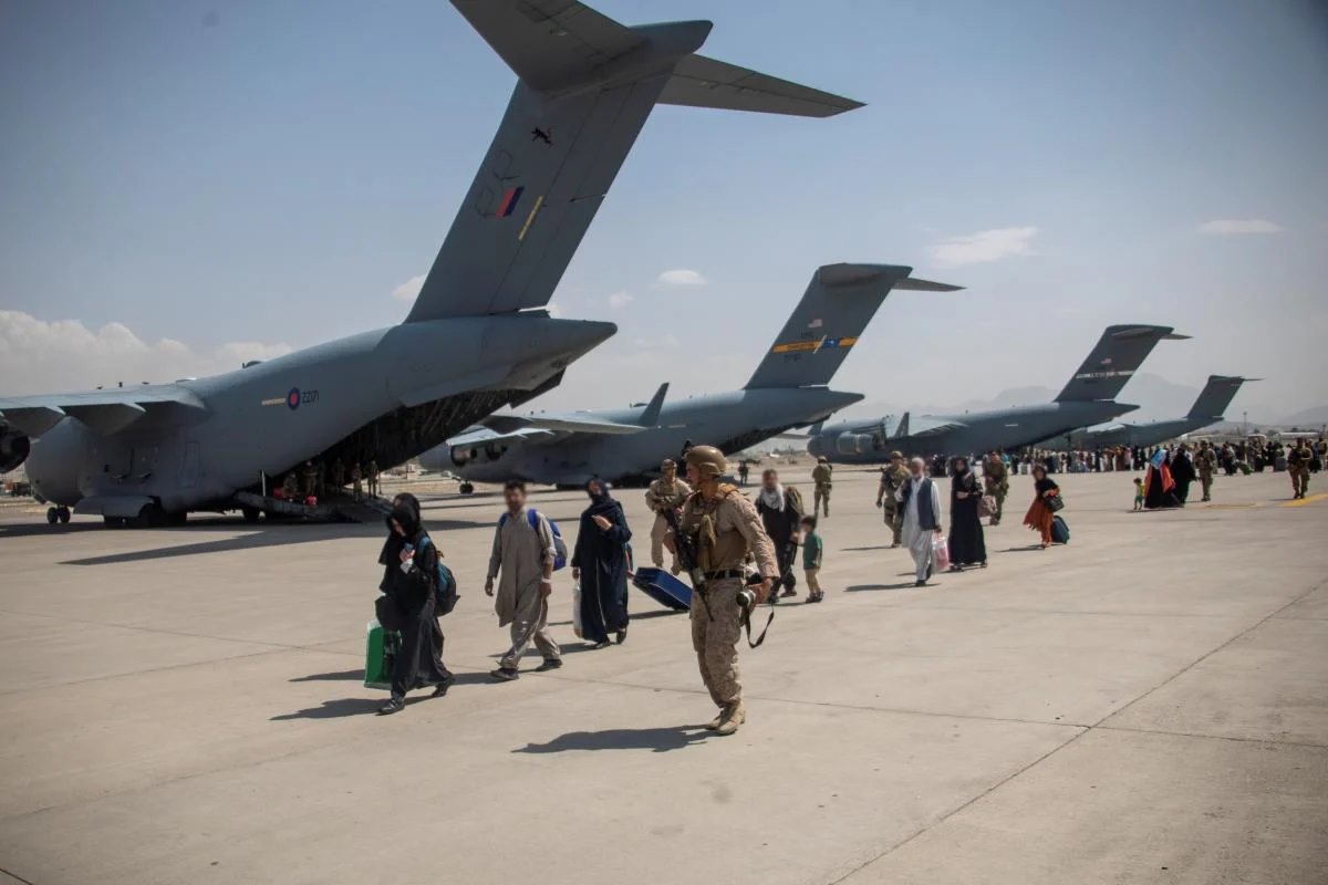 Україна повернула своїх громадян з військової бази в Афганістані