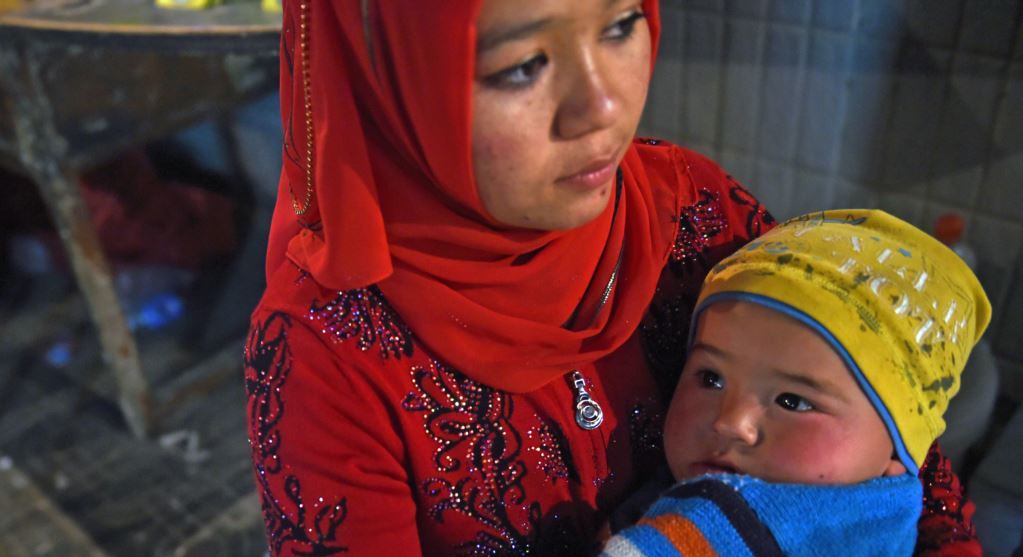 Женщина-уйгурка с ребенком