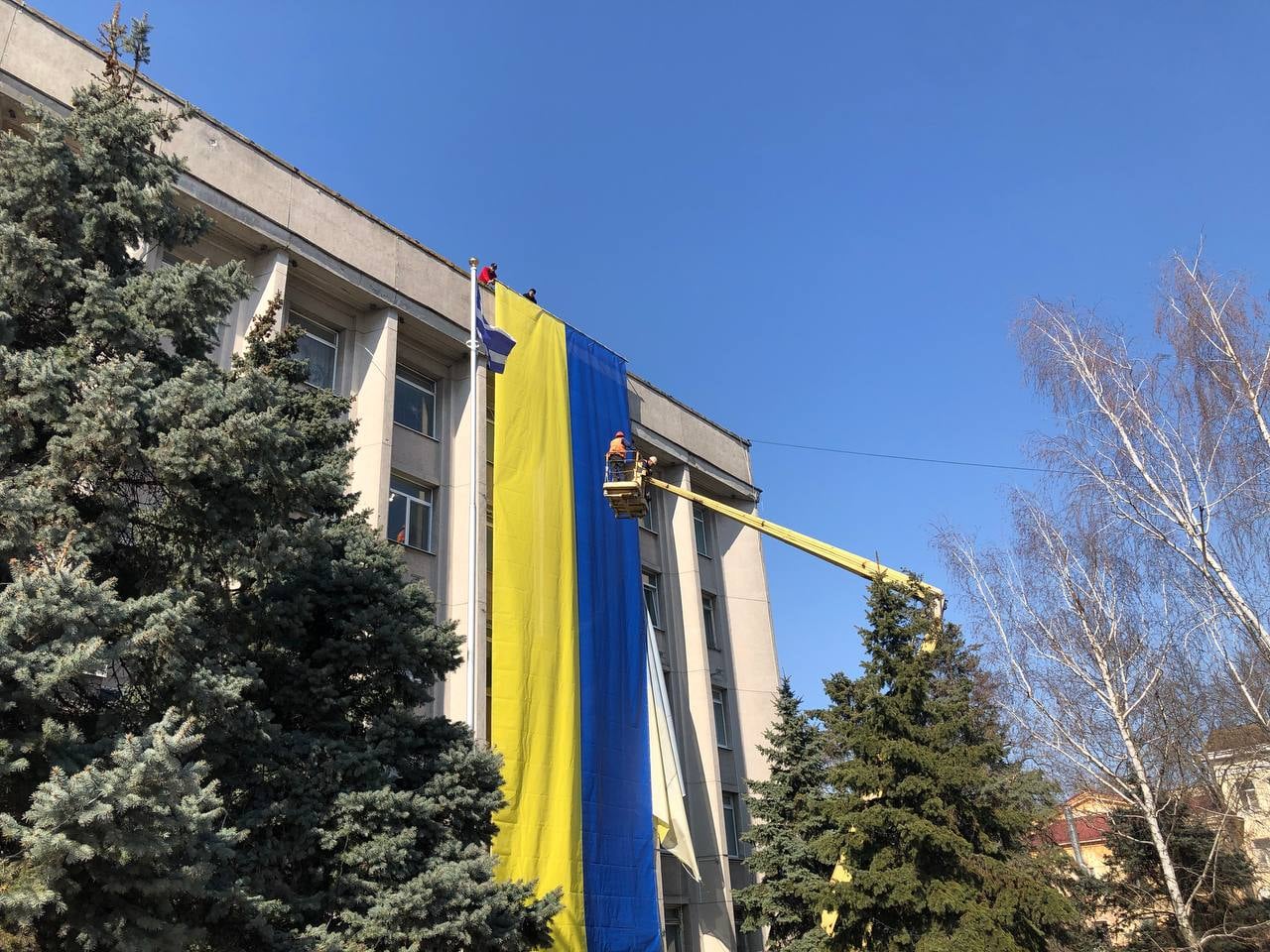 На міськраді Херсона знову вивісили величезний прапор України. ФОТО