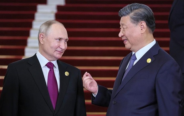 Росія просить Китай дати їй кредити, згодна брати гроші в юанях – Reuters