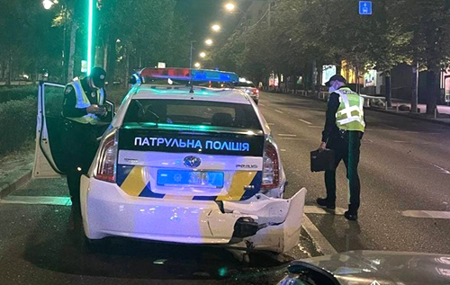 У Києві п'яний водій влетів у поліцейське авто і травмував патрульних