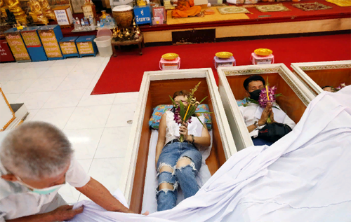 В Таиланде для борьбы со стрессом местные жители живыми ложатся в гроб