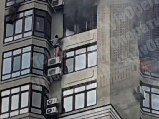 В Киеве снова горит высотка: женщина спасалась от огня, забравшись на кондиционер на 24-м этаже. ВИДЕО