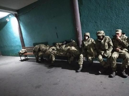 Не ждали: в Черкассах новобранцев оставили ночевать на улице. ФОТО