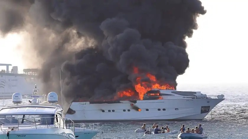 У Середземному морі згоріла дотла розкішна яхта професійного гравця у покер. ВІДЕО