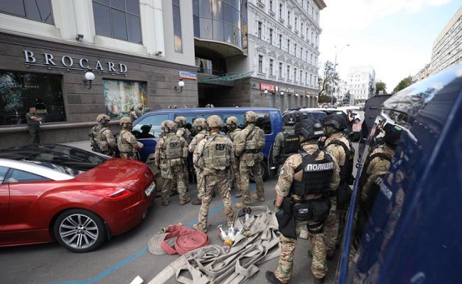 Очередной захват заложников в Киеве: пляски с цыганами и медведями