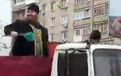 В Бердянске священники на грузовике окропили город святой водой, чтобы защитить жителей от коронавируса. ВИДЕО