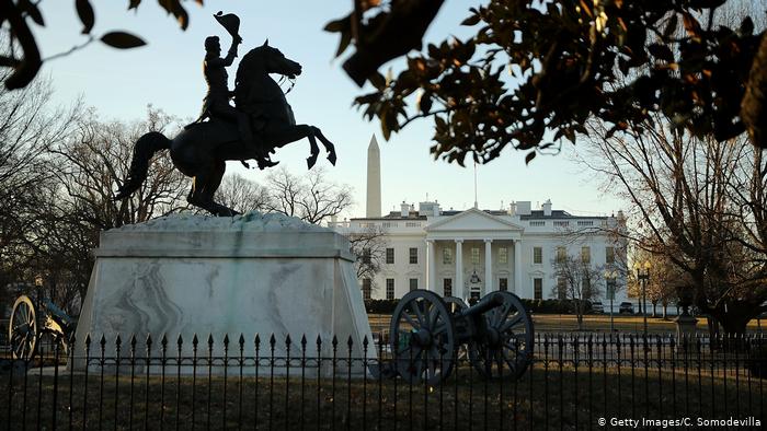 В США демонстранты попытались свалить статую экс-президента Эндрю Джексона у Белого дома