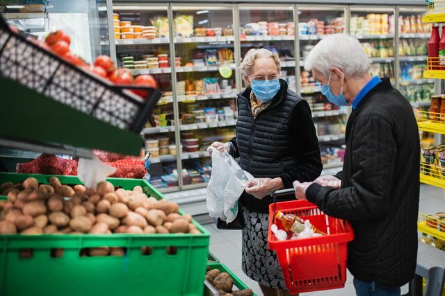 В Україні можуть запровадити в аптеках і магазинах час для літніх людей 