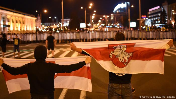 В Беларуси с марта введут крупные штрафы за использование бело-красно-белого флага