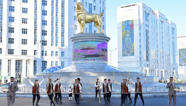 Президент Туркменістану відкрив 15-метровий "золотий" пам'ятник собаці