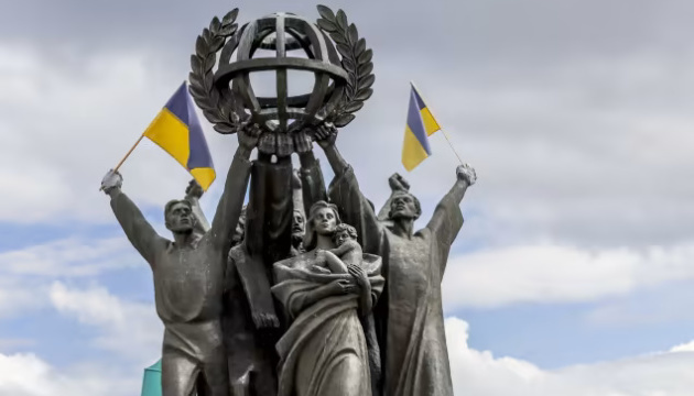 У Гельсінкі демонтували радянський пам'ятник "Мир у всьому світі". ФОТО