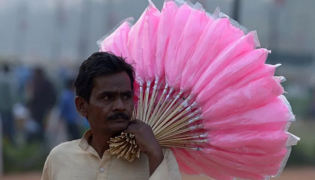 В Індії заборонили продаж солодкої вати через загрозу раку від барвника