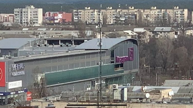 В киевском ТРЦ из-за сильного ветра обрушился стеклянный фасад