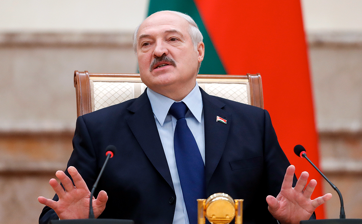 Лукашенко показывает, что он как бы наравне с Путиным, а не его вассал