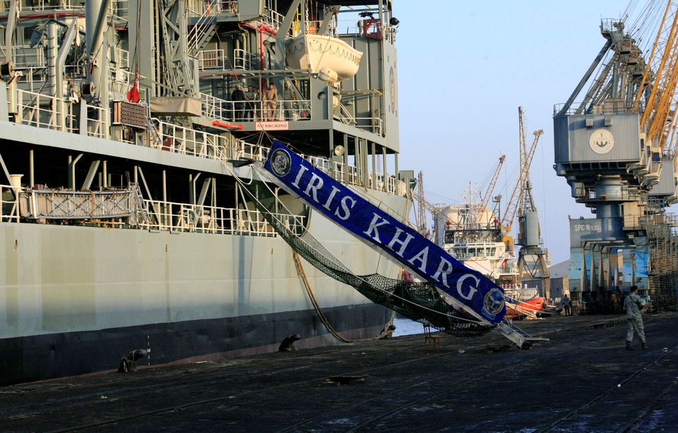 Найбільший корабель ВМС Ірану затонув після масштабної пожежі. ФОТО, ВІДЕО