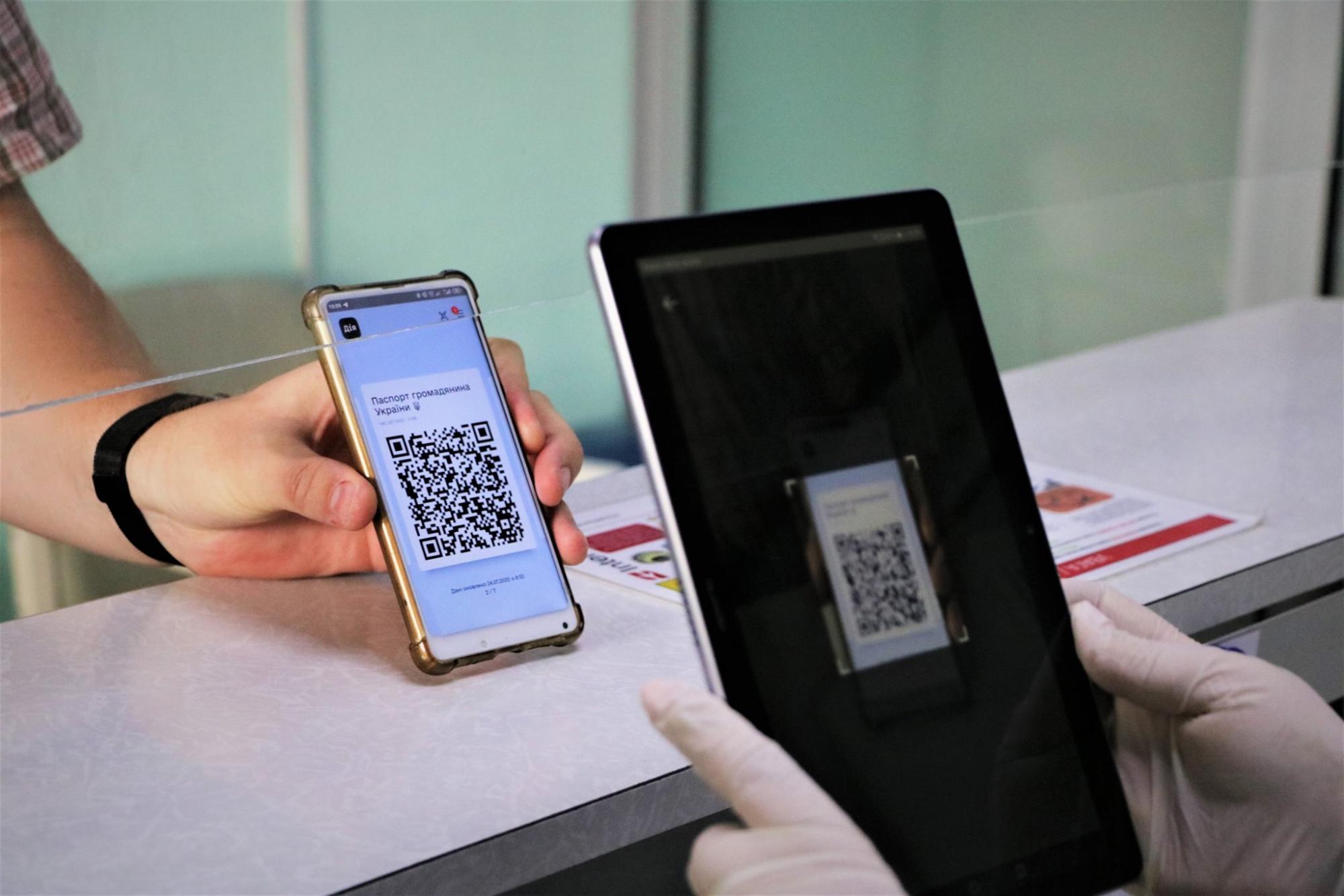 Всі українські аеропорти скоро прийматимуть "паспорт у смартфоні" – Мінцифри