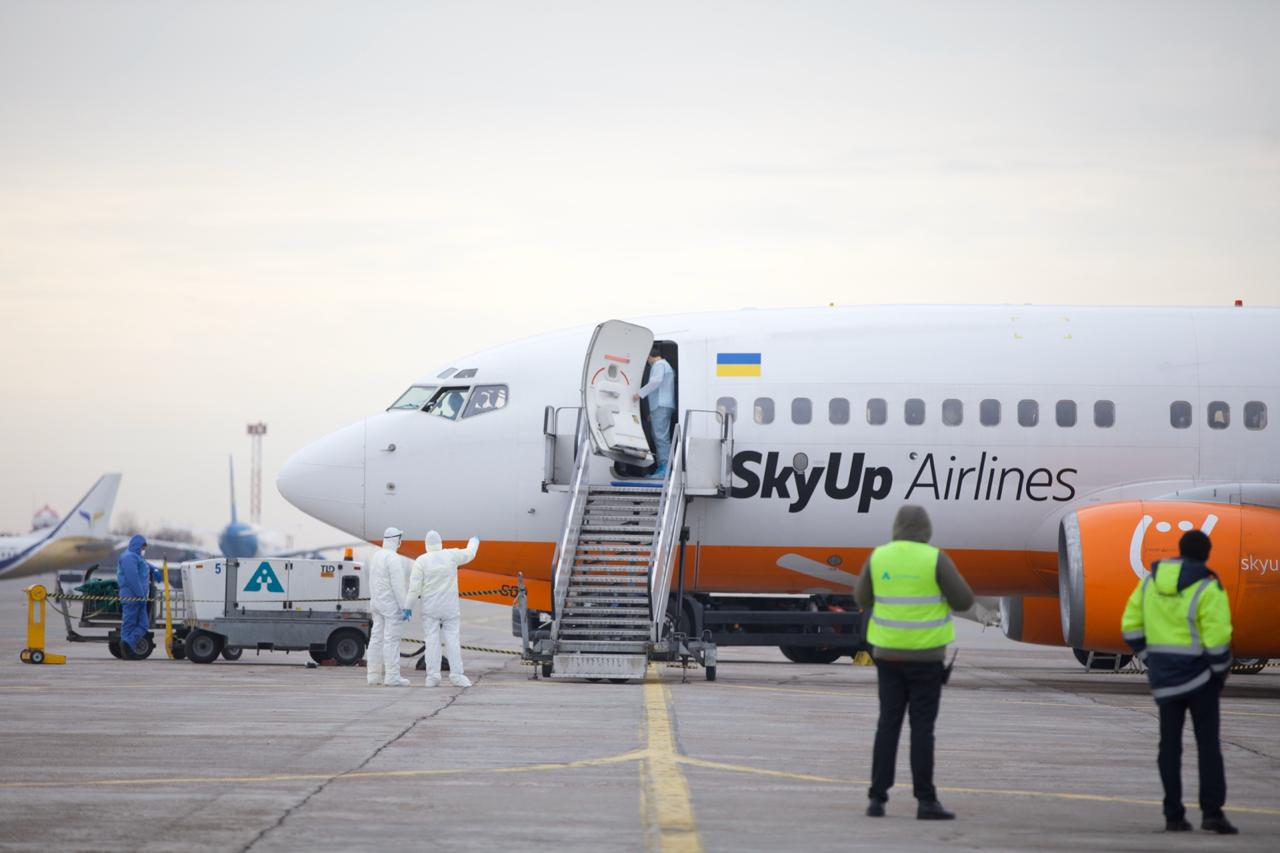 Літак з евакуйованими з Китаю громадянами прибув на спеціальну стоянку в аеропорту Харкова. ВІДЕО
