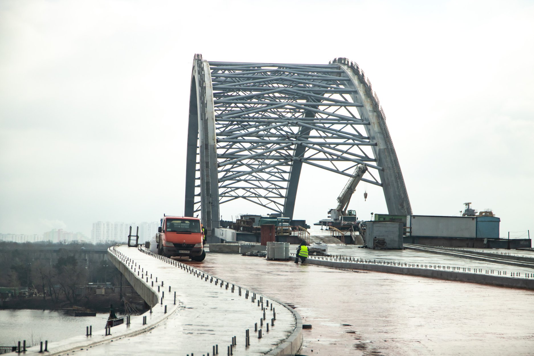 У Києві сильний вітер повалив частину конструкцій Подільського мосту