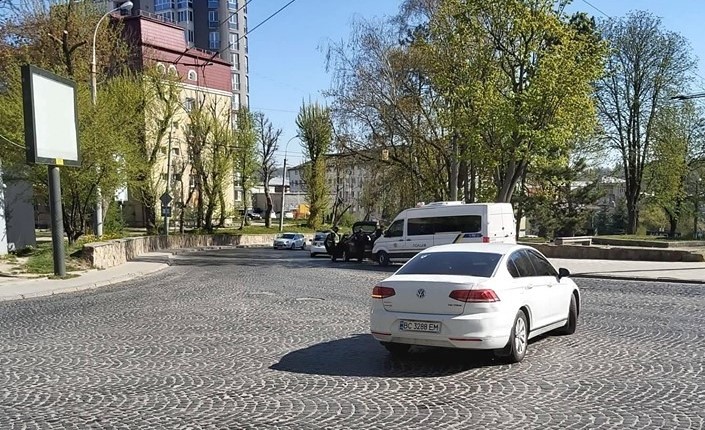 У Львові невідомі обстріляли автомобіль волонтера, який розвозив набори для потребуючих. ФОТО