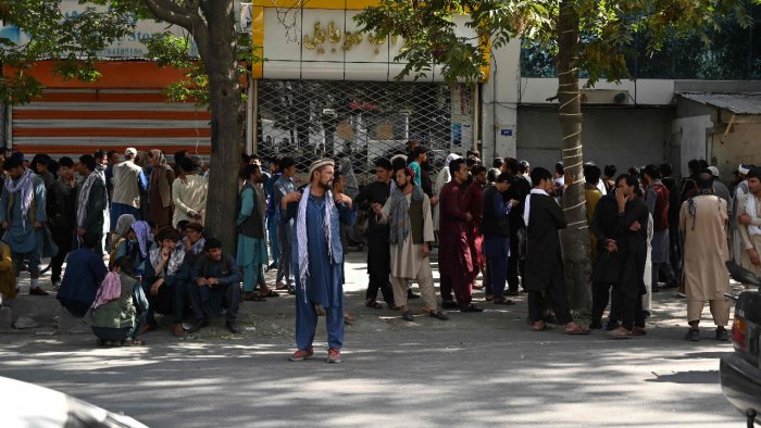Центробанк Афганистана запретил снимать с банковских счетов больше $200 в неделю